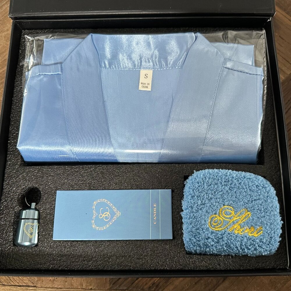 Sabrina Carpenter Short n’ Sweet 2025 VIP Merch Package – Sweet n’ Satin Robe S